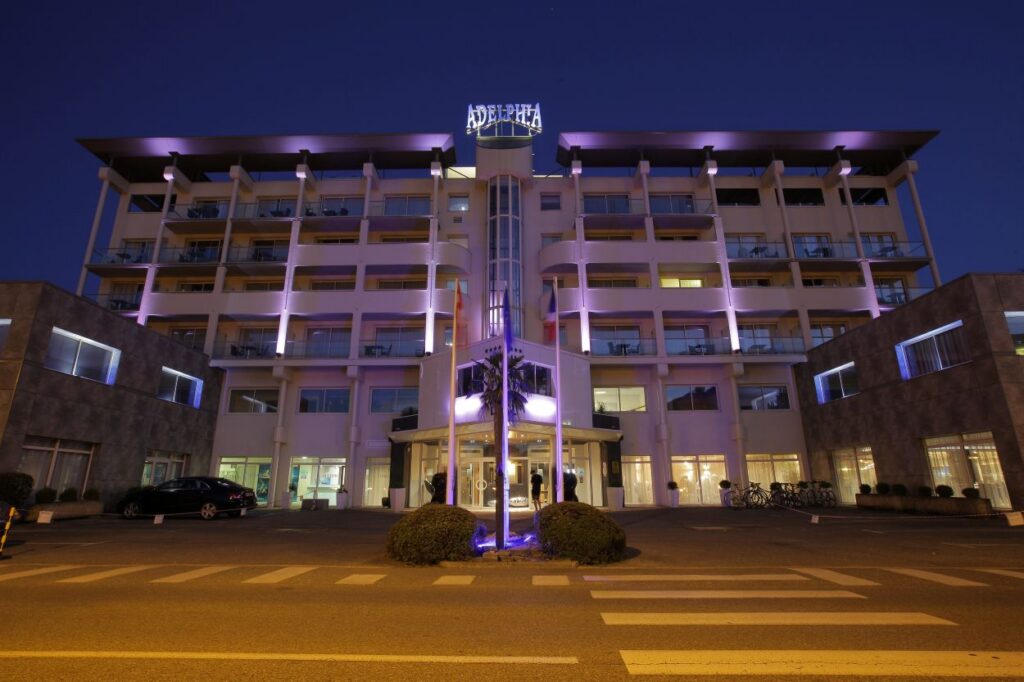 Façade de l'hôtel Adelphia à Aix les Bains vu de nuit