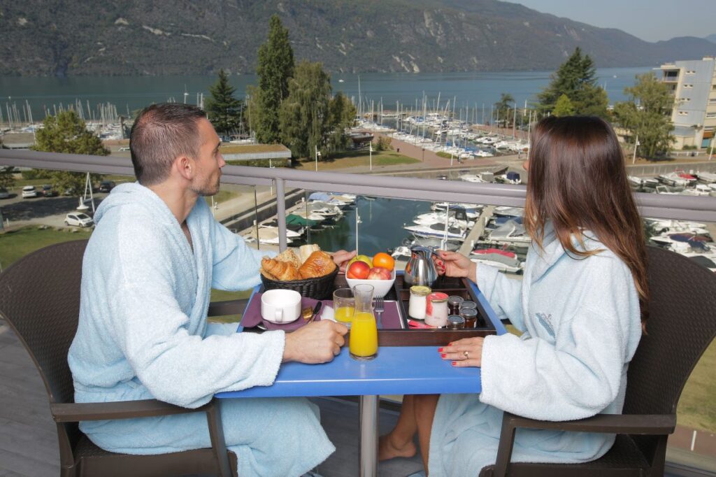 Petit déjeuner sur une terrasse à l'hôtel Adelphia à Aix les Bains